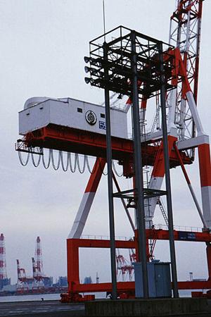 軽量かつ割れにくい安全な防煙垂れ壁